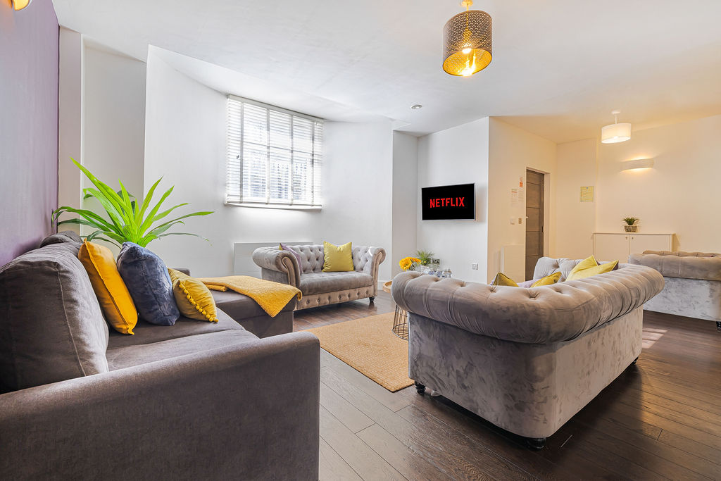 Bright lounge with sofas in the two bedroom Reading apartment