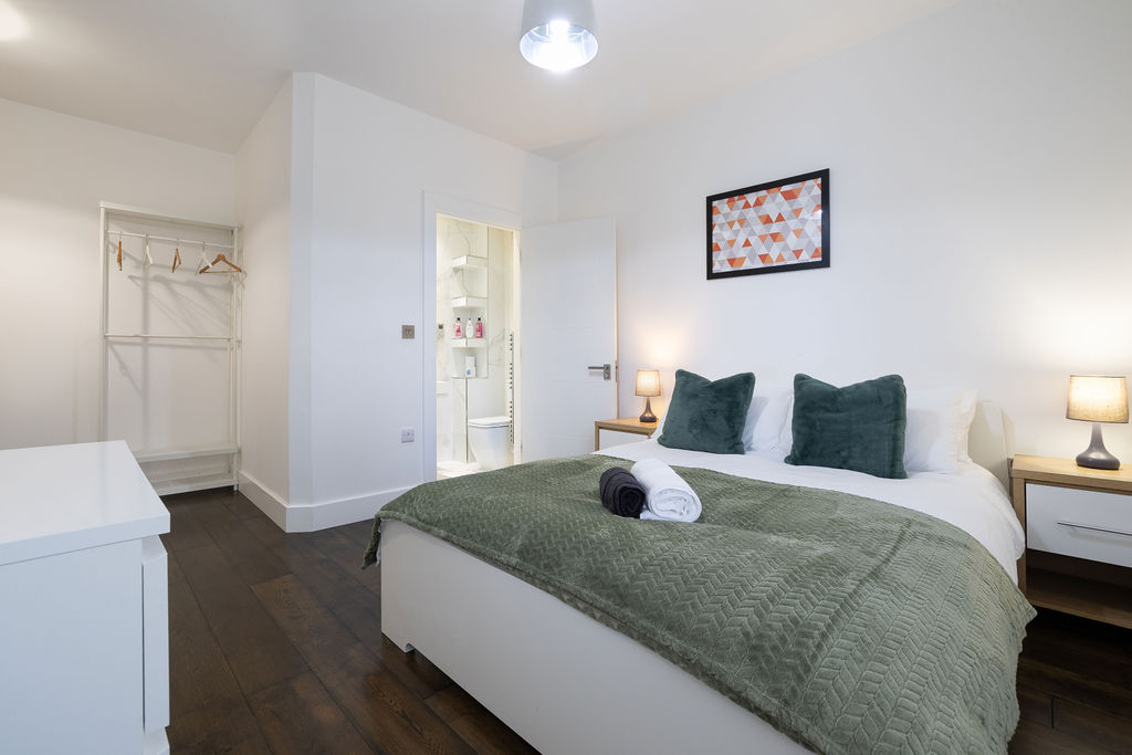 Main bedroom with en-suite in the three bedroom Reading apartment