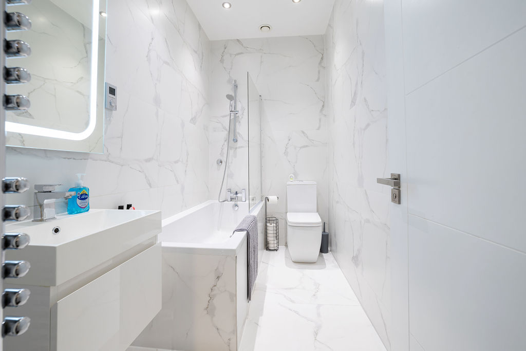 Family bathroom with bath in the three bedroom Reading apartment