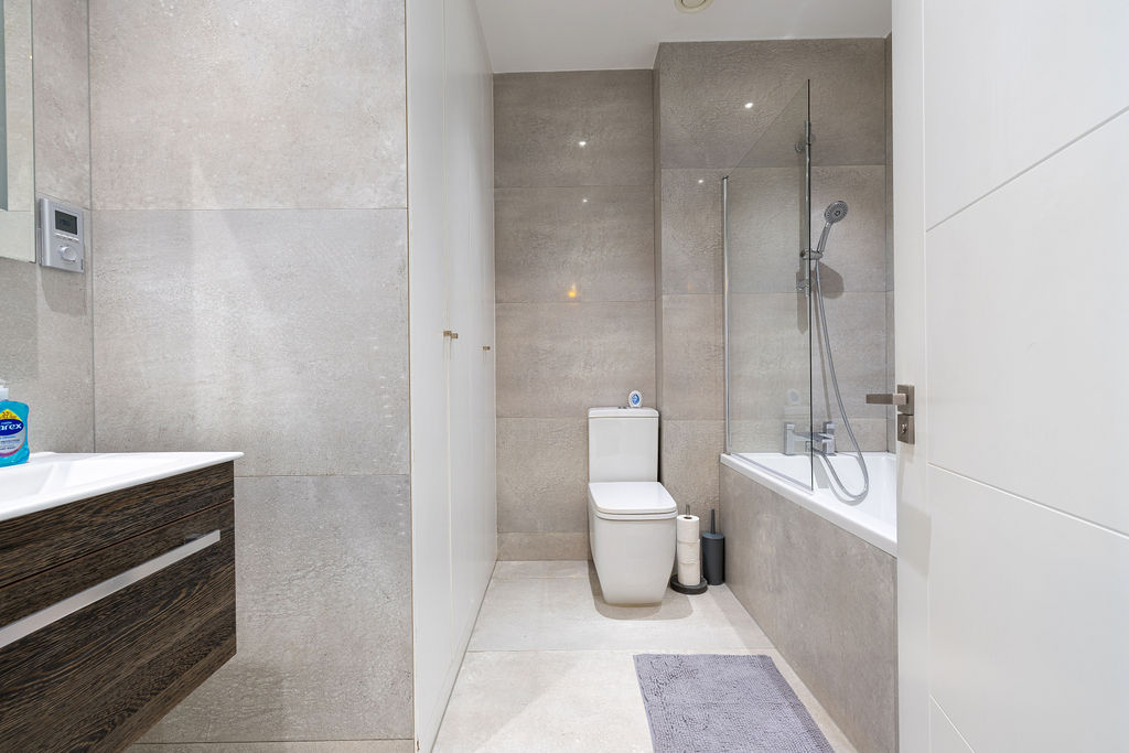 Bathroom with bath in the two bedroom Reading apartment