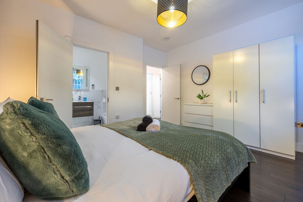 Bedroom with en-suite bathroom in the two bedroom Reading apartment