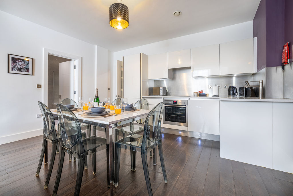 Kitchen and dining table in the two bedroom Reading apartment