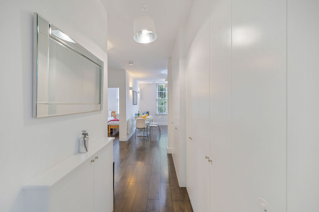 Hallway mirror in the three bedroom Reading apartment