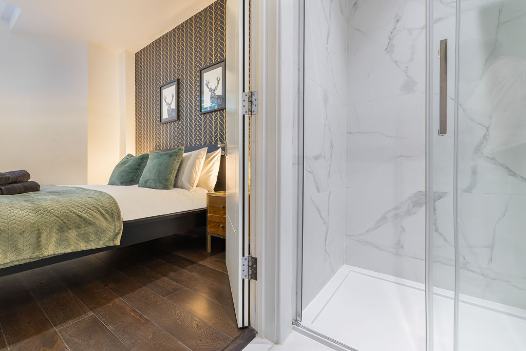 En-suite shower beside the bedroom in the two bedroom Reading apartment