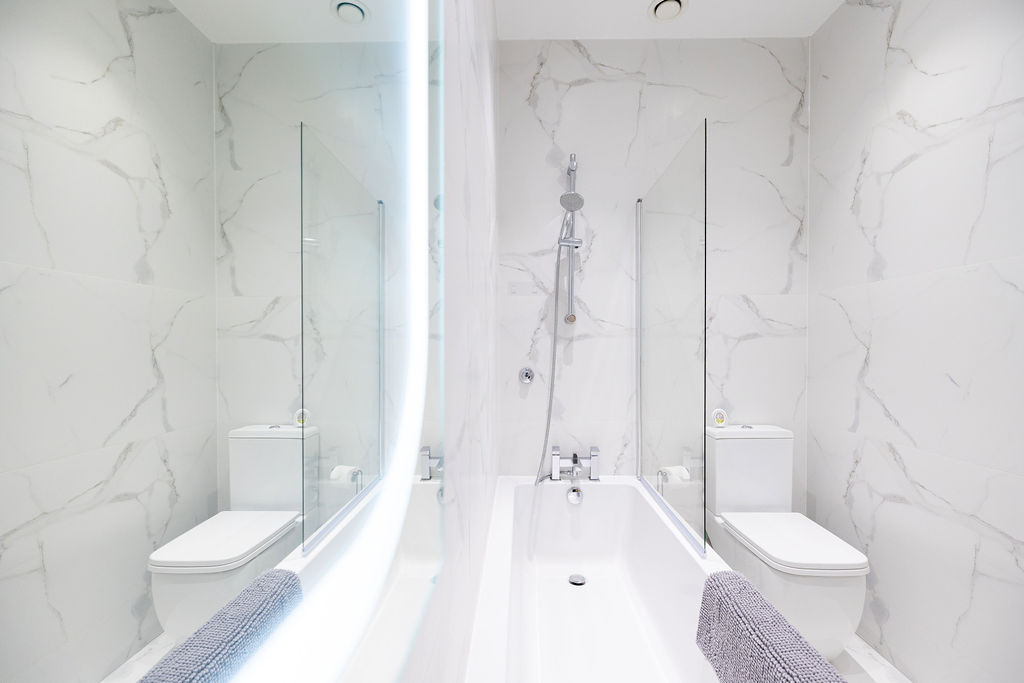 Bath and mirrored cabinet in the three bedroom Reading apartment